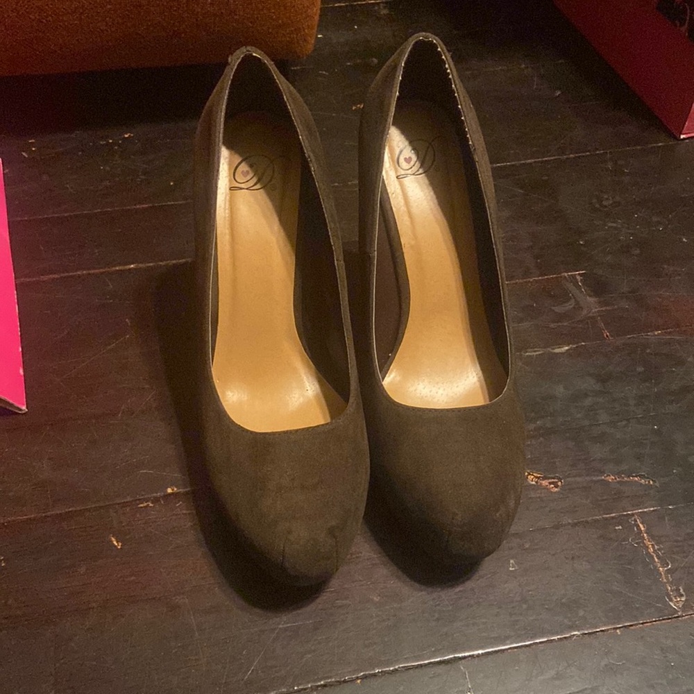 MyDeliciousShoes.com. Simmer-H Cocoa Lami suede heels